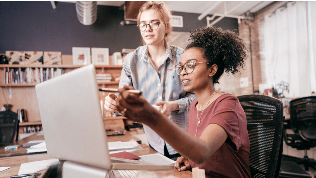 Une chef d'entreprise auto entrepreneuse entrain d'apprendre son métier a une stagiaire